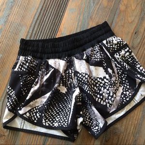 🦄 MAGICal SALE! LuluLemon Tracker Shorts